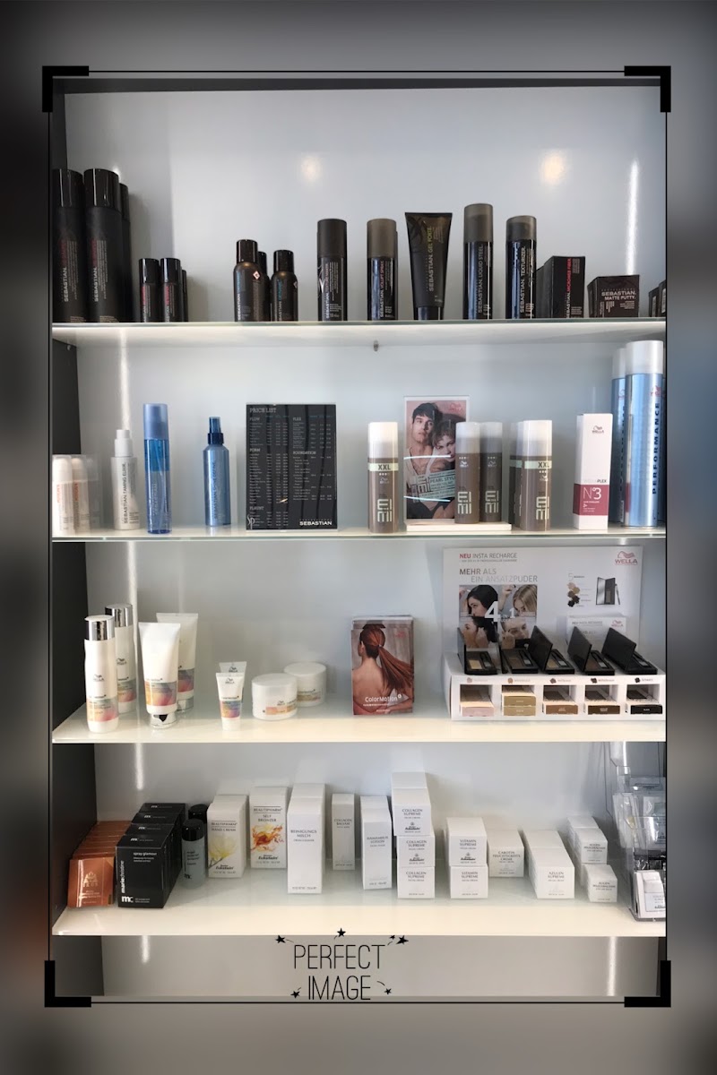 Regal mit Profi-Produkten von Sebastian und Wella im Salon
