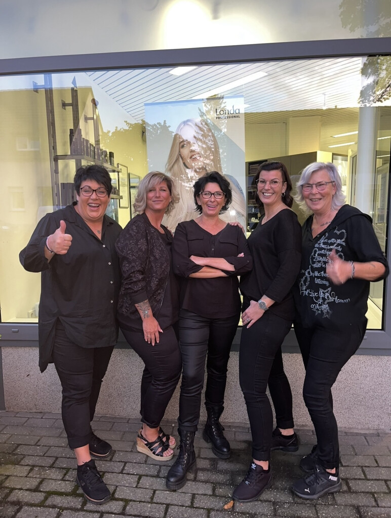 Das fünfköpfige Team von Salon Lora Hairstyle vor dem Schaufenster des Salons in Mülheim an der Ruhr